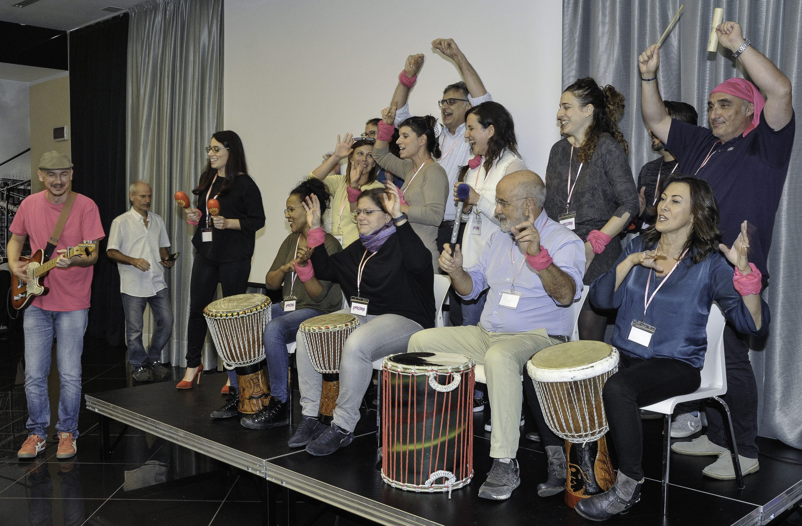 team building lago di garda drum circle jingle d'autore canto teambuilding incentive garda desenzano bardolino peschiera sirmione lazise