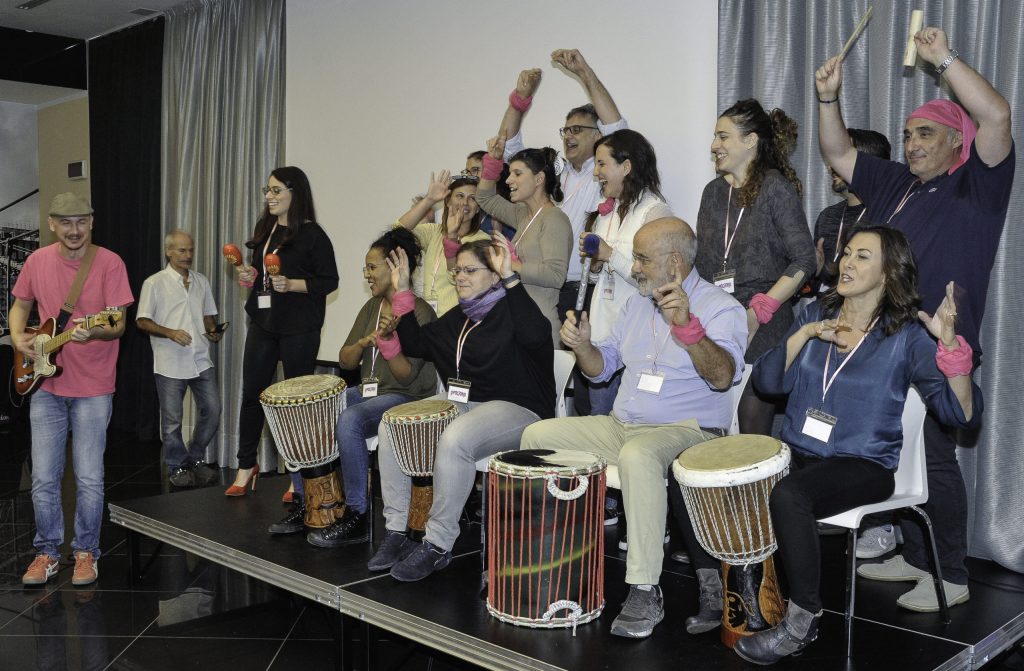 team building canto coro voce gospel jingle d'autore body percussion musica performance esibizioni sfida aziendale convention meeting riunioni