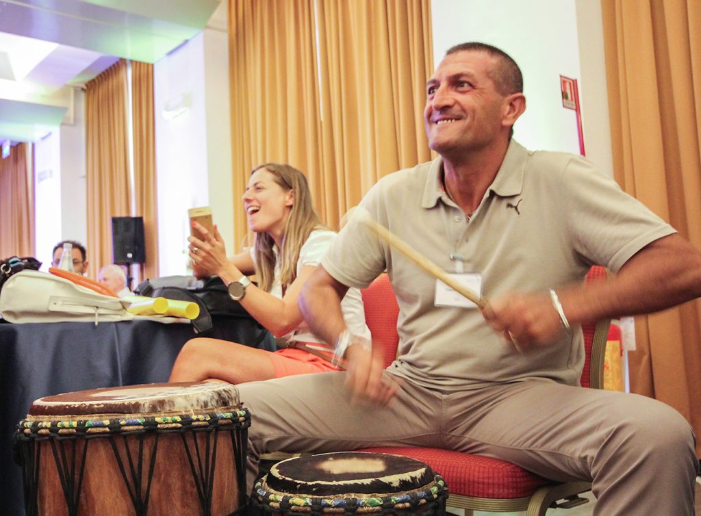 team building musica onebeat scienza ritmo drum circle