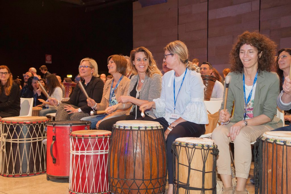 team building musica onebeat scienza ritmo drum circle