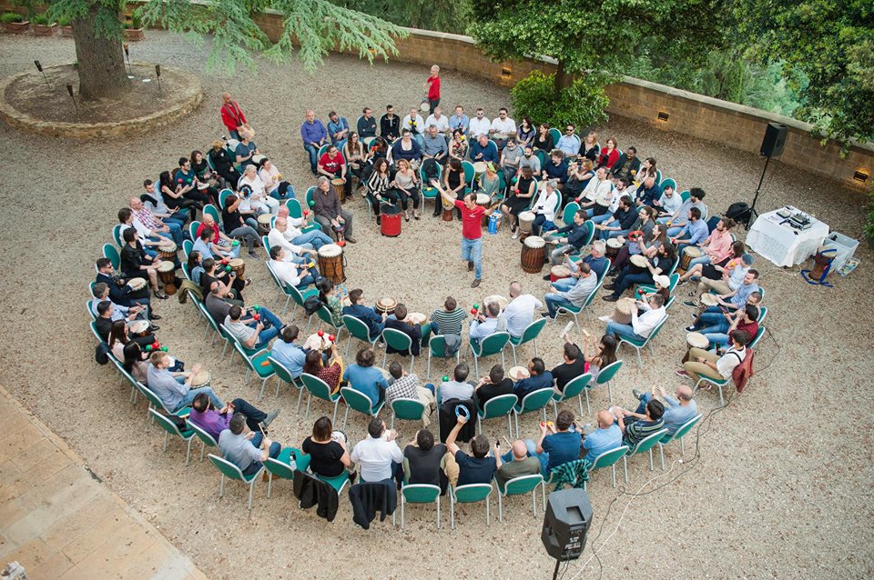 team building musica onebeat scienza ritmo drum circle