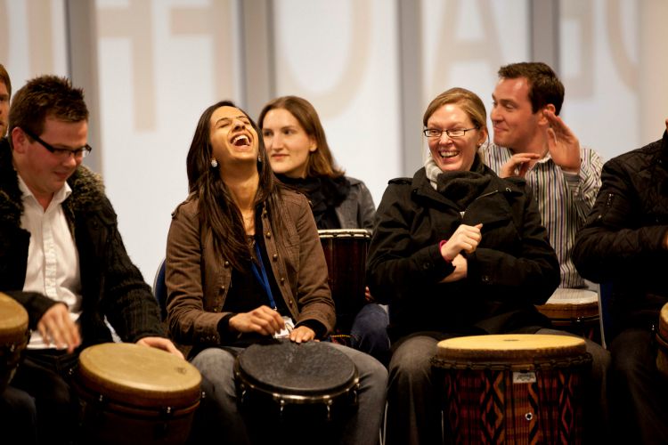 team building musica onebeat scienza ritmo drum circle